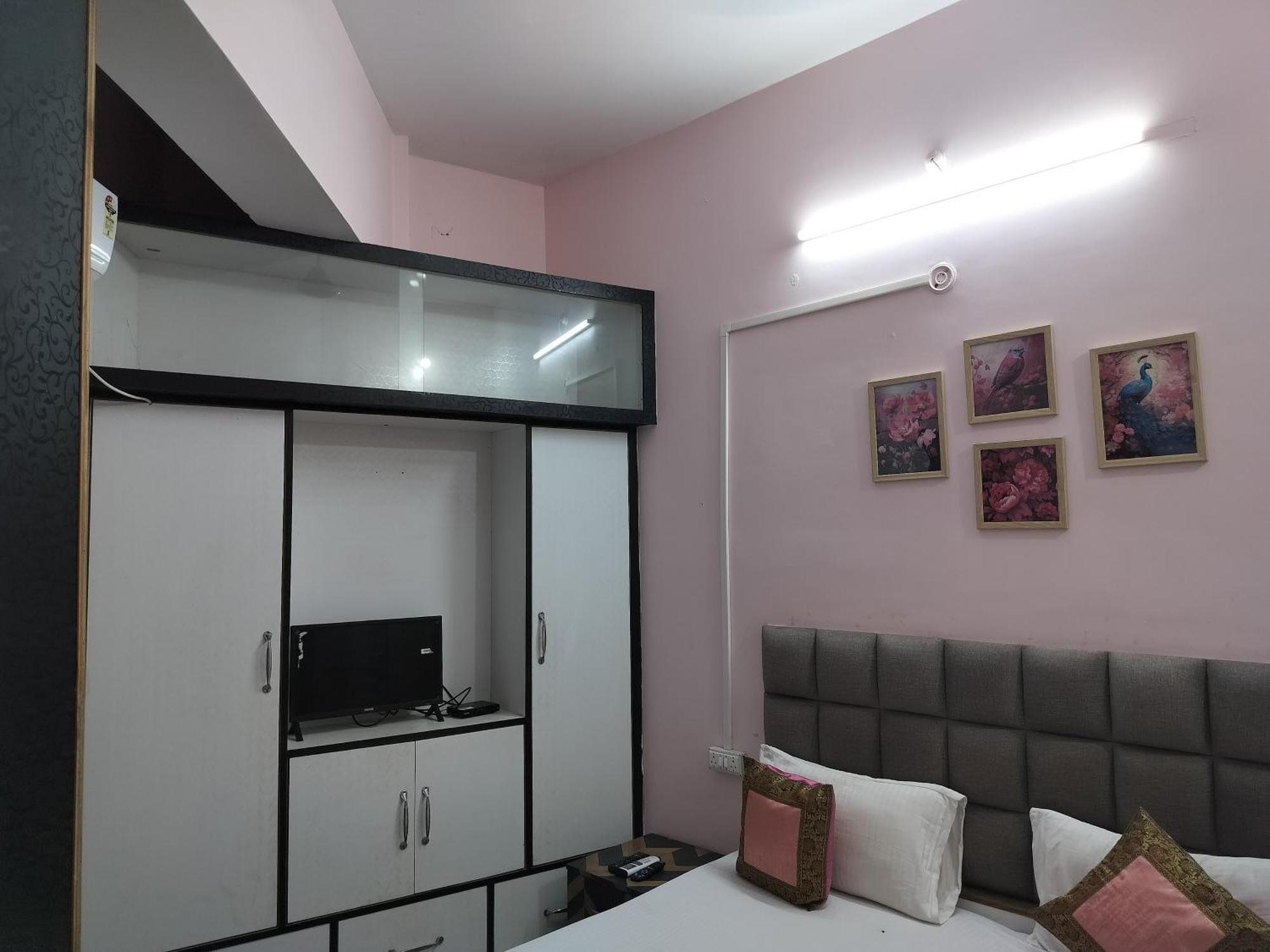 Trinetra Inn فاراناسي الغرفة الصورة