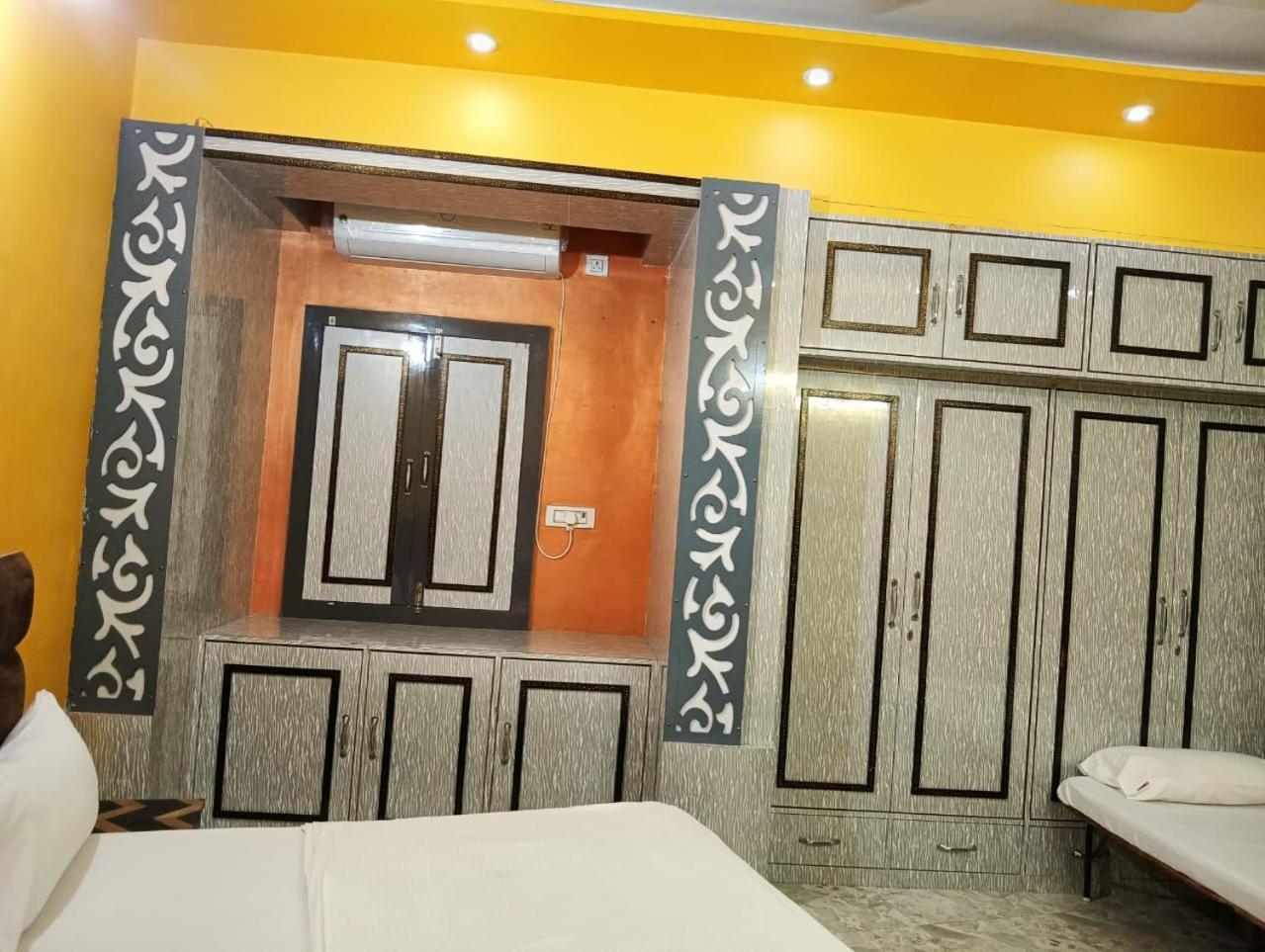 Trinetra Inn فاراناسي المظهر الخارجي الصورة