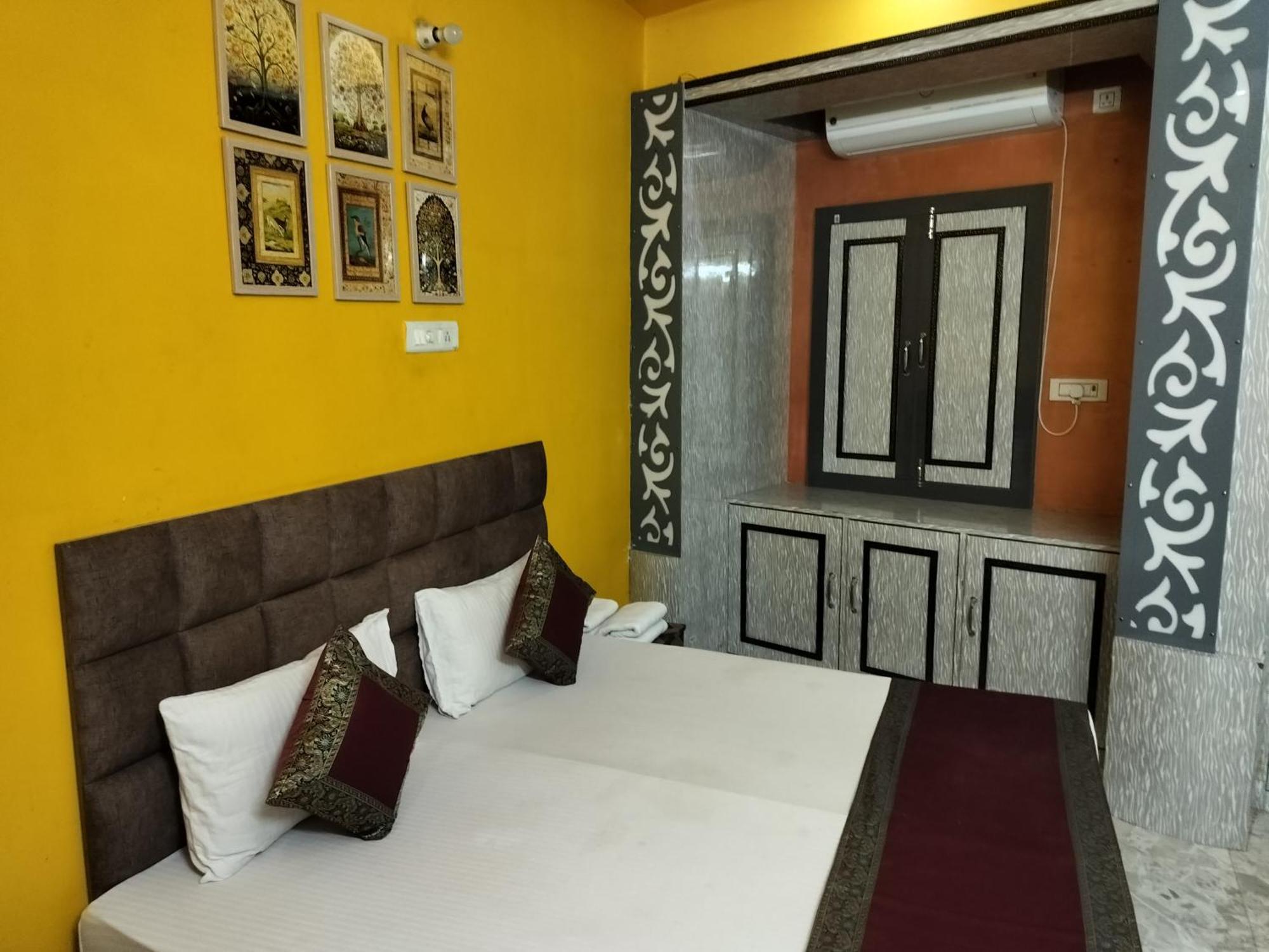 Trinetra Inn فاراناسي الغرفة الصورة